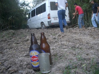 San Ignacio - Weekend Rio Tebicuary - Bus In De Modder (1)